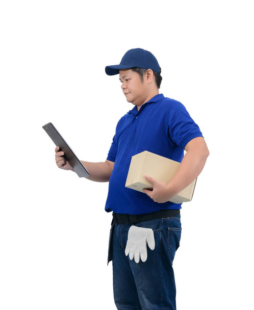 Aziatische delivery man werken in blauw shirt met taille tas voor equi - Foto, afbeelding