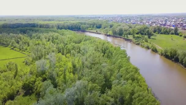 Folyóvölgy vidéken. Klip. Felülnézet a folyón a vidéken. Szép nyári időfutam - Felvétel, videó