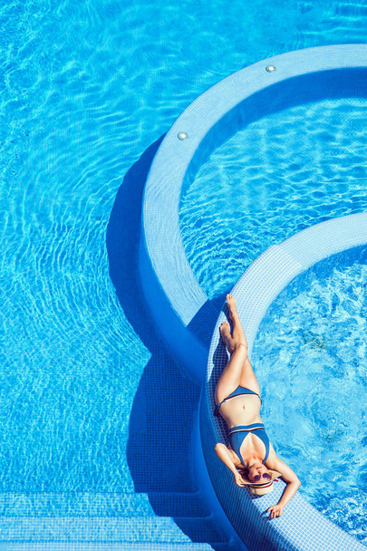 Woman in swimming pool.  - Foto, afbeelding