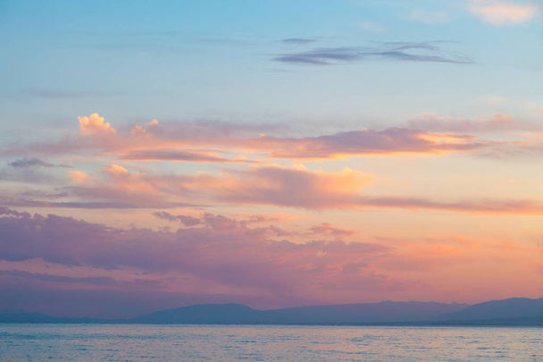 gökyüzü günbatımı deniz. Güzel bulutlar, yumuşak renkler. Doğal arka plan - Fotoğraf, Görsel