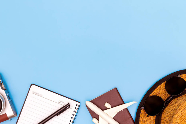 Одежда и аксессуары путешественника на синем фоне с копировальным пространством
,  - Фото, изображение