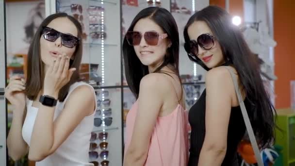 Fiatal lányok pózol napszemüveg előtt a kamera lencséje. - Felvétel, videó