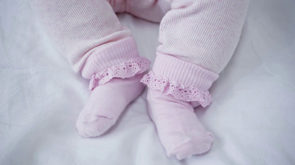 селективный фокус движения ног младенца в постели
  - Кадры, видео