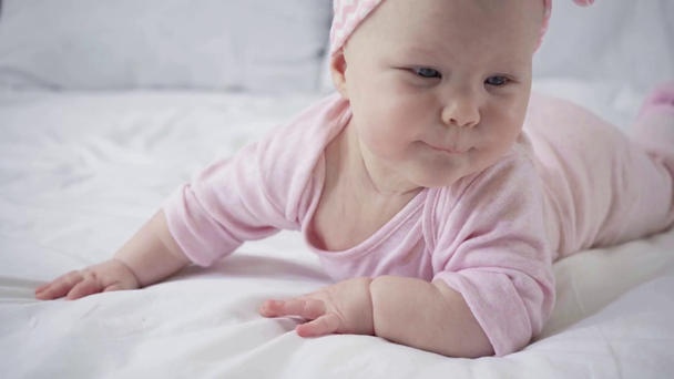 selectieve focus schattige baby liggend op bed  - Video