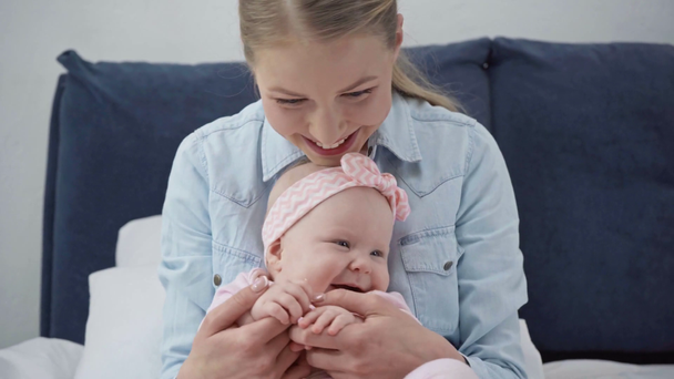 selectieve focus van moeder zittend met baby dochter  - Video