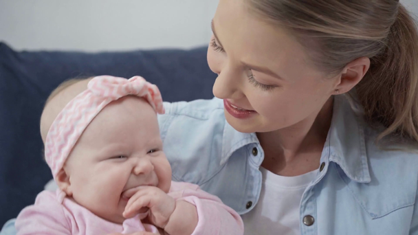 Selektiver Fokus glücklicher Mutter auf Säugling  - Filmmaterial, Video