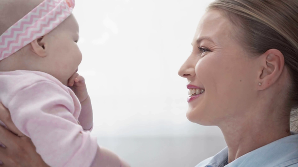 mãe feliz segurando nos braços bebê bonito
 - Filmagem, Vídeo
