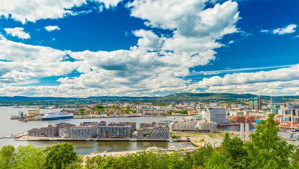 panorama oslo, norwegen. schönes Stadtbild einer skandinavischen Stadt an einem sonnigen Sommertag - Foto, Bild