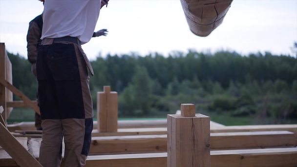Монтаж барних стійок для будівництва будинків. Кліп. Елементи деревини будівельних матеріалів
 - Фото, зображення