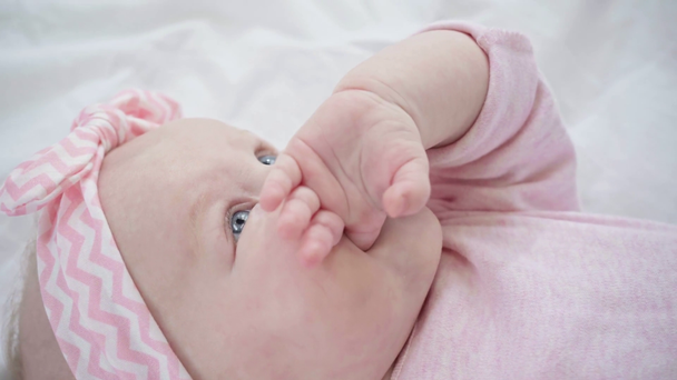közelről aranyos csecsemő szopás ujjak  - Felvétel, videó