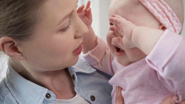 attraktive Frau hält weinendes Baby in den Armen  - Filmmaterial, Video