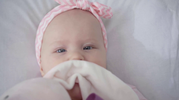 felülnézet aranyos csecsemő szopás lágy játék  - Felvétel, videó