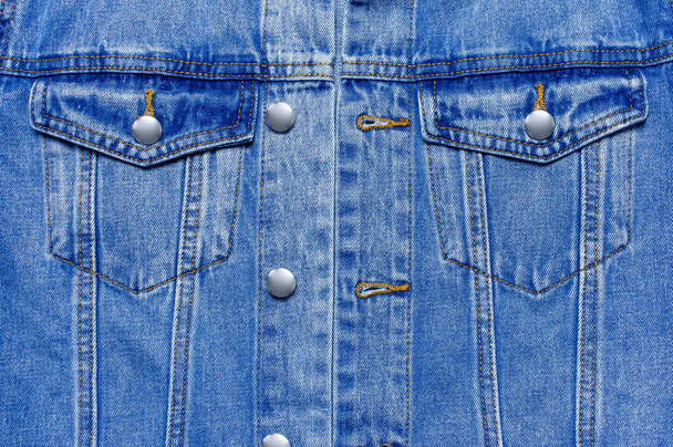 Крупный план Синяя джинсовая куртка на изолированном белом фоне сверху вид плоский лежал копия пространства. Джинсы, модная куртка, женская или мужская модная одежда, модный фон. Концепция магазина, продажа
 - Фото, изображение