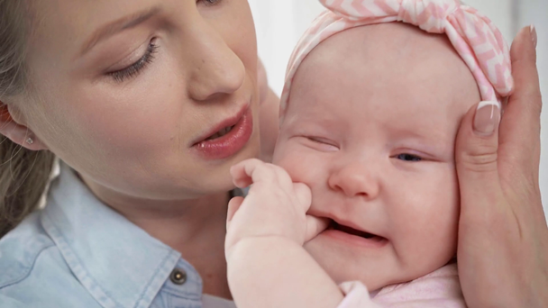 gros plan de la belle mère tenant dans les bras pleurer bébé
  - Séquence, vidéo