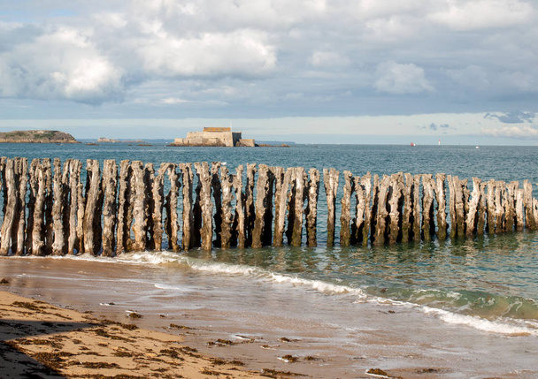 Grande quebra-mar, 3000 troncos para defender a cidade das marés, Plage de l 'ventail praia em Saint-Malo, Ille-et-Vilaine, Bretanha. - Foto, Imagem
