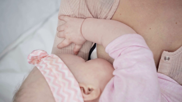 vista ritagliata della madre che allatta figlia neonato
  - Filmati, video
