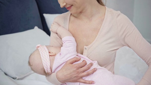 gelukkige moeder borstvoeding baby dochter  - Video
