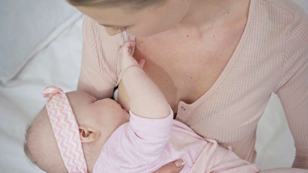 vue aérienne de la mère allaitant sa fille
  - Séquence, vidéo