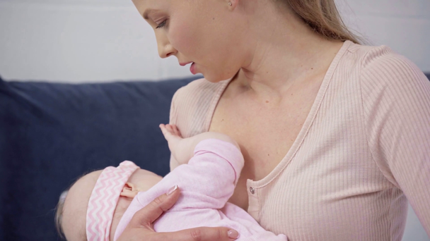 attraente madre allattamento bambino figlia
  - Filmati, video