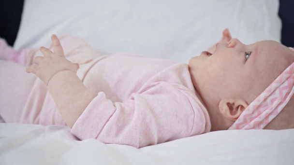 enfoque selectivo del bebé dando vueltas y llorando en la cama
  - Metraje, vídeo