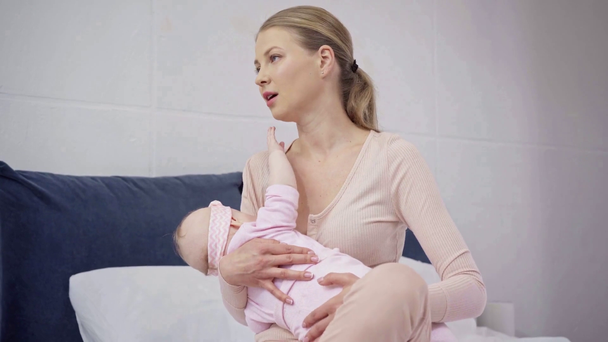 mãe atraente amamentando bebê filha em casa
 - Filmagem, Vídeo