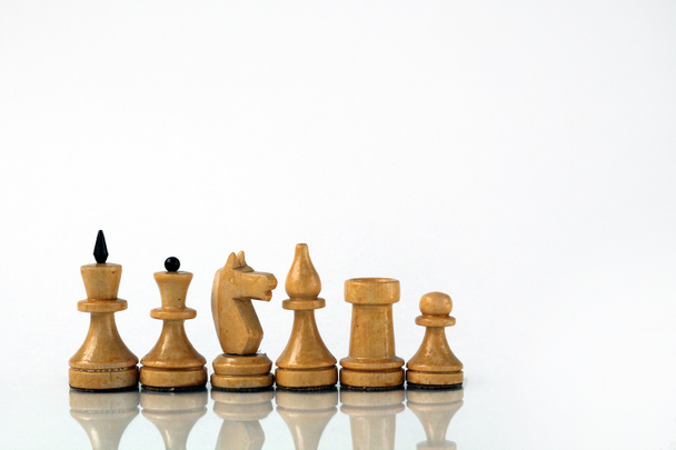 Pièces d'échecs blanches avec réflexion sur fond blanc
. - Photo, image
