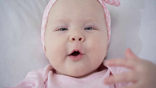 oříznutý pohled člověka na měkkou hračku pro kojence  - Záběry, video