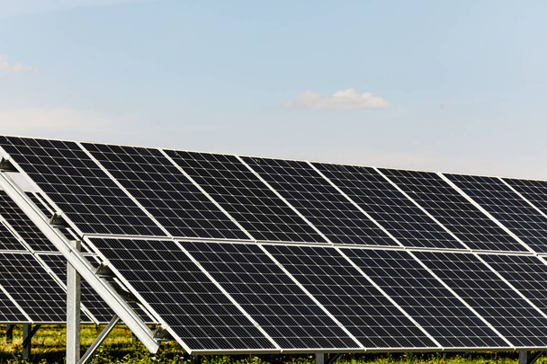 neue Energie. Sonnenkollektoren an sonnigen Tagen, alternative Stromquelle. - Foto, Bild