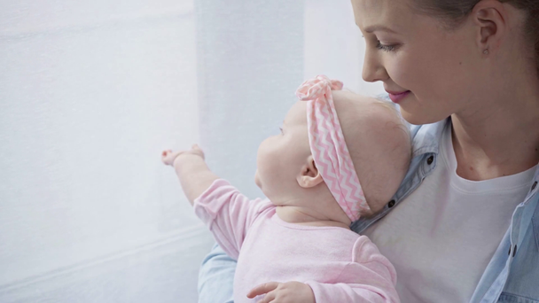 glückliche Mutter hält entzückendes Baby im Arm  - Filmmaterial, Video