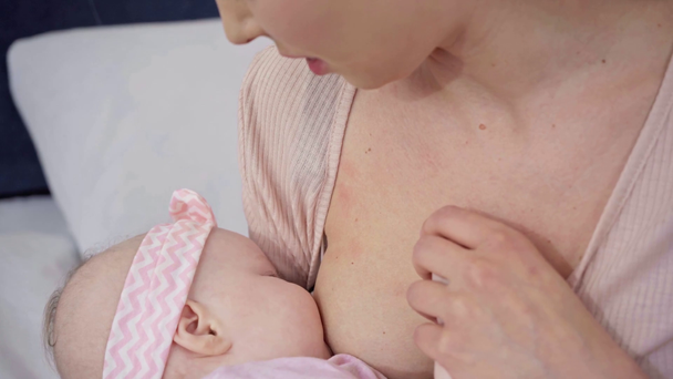над головой вид женщины, кормящей грудью ребенка дома - Кадры, видео