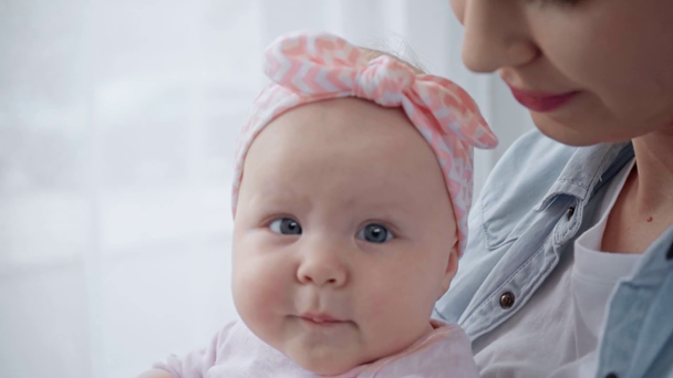 positieve moeder in armen baby dochter  - Video