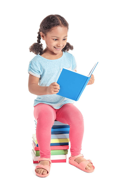 Aranyos kis afro-amerikai iskolás olvasatban könyv fehér háttér - Fotó, kép
