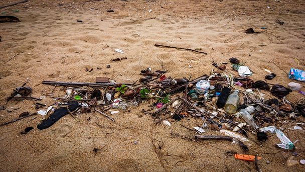 Çöplü sahilde kötü bir ortam kumda plastikle su kirliliği. Sahilde çöp. Tayland Çevre kirliliği - Fotoğraf, Görsel