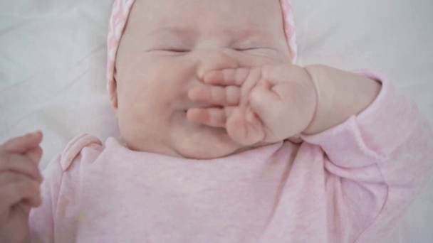 szelektív összpontosít aranyos csecsemő mosolyogva az ágyban  - Felvétel, videó