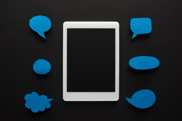 felülnézet digitális Tablet fekete háttér üres kék beszédbuborékok, online zaklatás koncepció - Fotó, kép