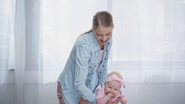 χαρούμενος μητέρα κούνημα χαριτωμένο μωρό κόρη  - Πλάνα, βίντεο