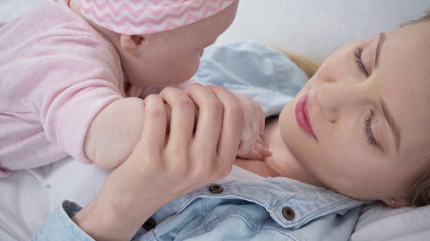 Fókusz húzza a boldog anya csókolózás kezét Baby  - Felvétel, videó
