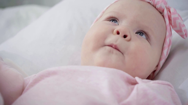 selektivní zaměření kojeneckého gestu na lůžko  - Záběry, video