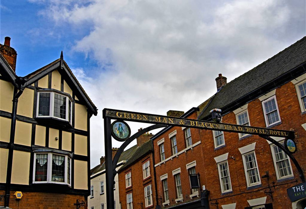 Ashbourne ist eine Marktstadt in der englischen Grafschaft Derbyshire Dales. Es enthält viele historische Gebäude und ist das "Tor" zu Dovedale und dem Peak District. Es umfasst herrliche Ausblicke in die Lammsaison von Thorpe Cloud und Okeover. - Foto, Bild