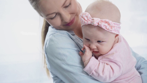 乳児の頬にキスする母親の選択的焦点   - 映像、動画