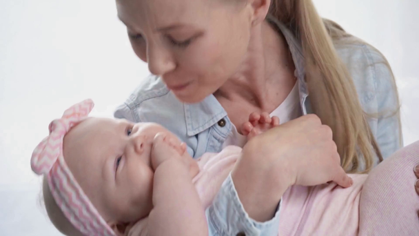 gelukkige moeder zoenen schattige baby thuis - Video