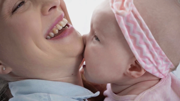かわいい幼児は幸せな母親を噛む  - 映像、動画