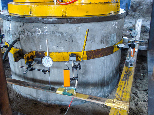 Statikus terhelési teszt a betonhalom folyamatban  - Fotó, kép