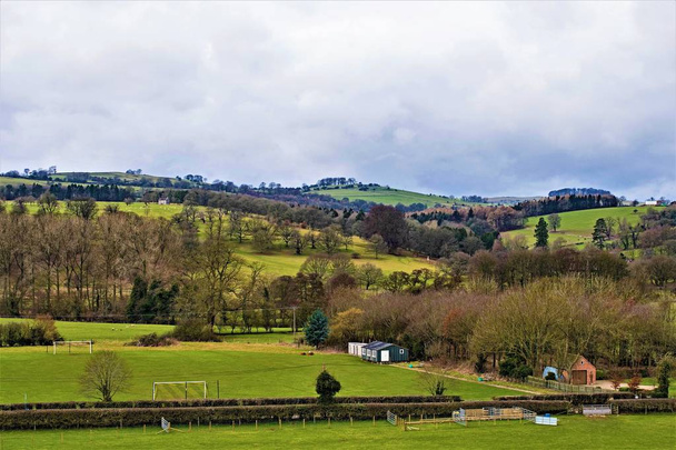 Ashbourne is een plaats in het bestuurlijke gebied Derbyshire Dales, in het Engelse graafschap Derbyshire. Het bevat vele historische gebouwen en is de "poort" naar Dovedale en het Peak District. Het biedt een prachtig uitzicht in het lammerseizoen van Thorpe Cloud en Okeover. - Foto, afbeelding