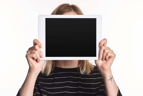 жертва кибертравли, показывающая цифровой планшет с чистым экраном, изолированным на белом
 - Фото, изображение
