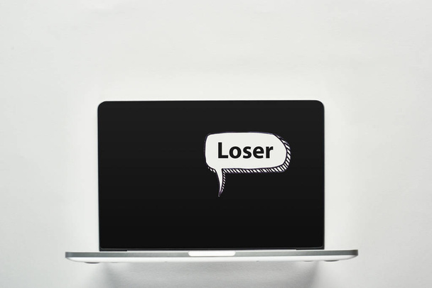 portátil con palabra perdedora en el habla burbuja sobre fondo blanco, concepto de cyberbullying
 - Foto, imagen