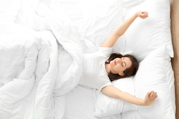 Утро прекрасной молодой женщины в постели - Фото, изображение