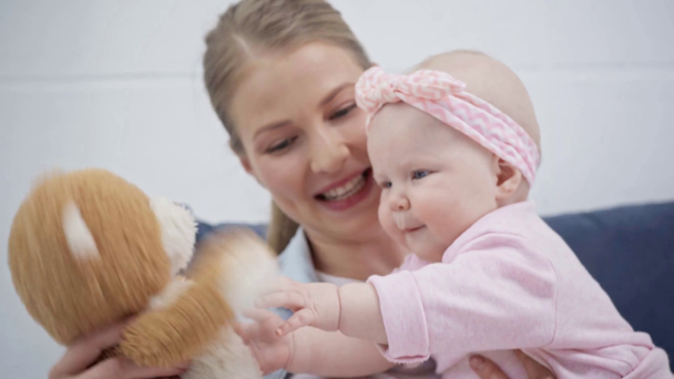 anne yakın sevimli bebek ısırma oyuncak ayı  - Video, Çekim