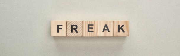 πανοραμικό πλάνο από ξύλινα τουβλάκια με χαραγμένα γράμματα σε γκρι φόντο, αίσθηση εκφοβισμού - Φωτογραφία, εικόνα