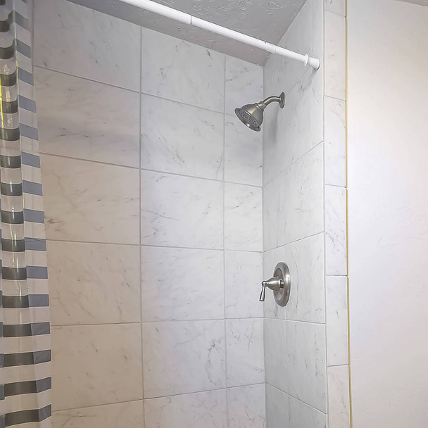 Квадратная рама Стоять в одиночестве раковина туалет и душ внутри небольшого батрома с белой стеной
 - Фото, изображение